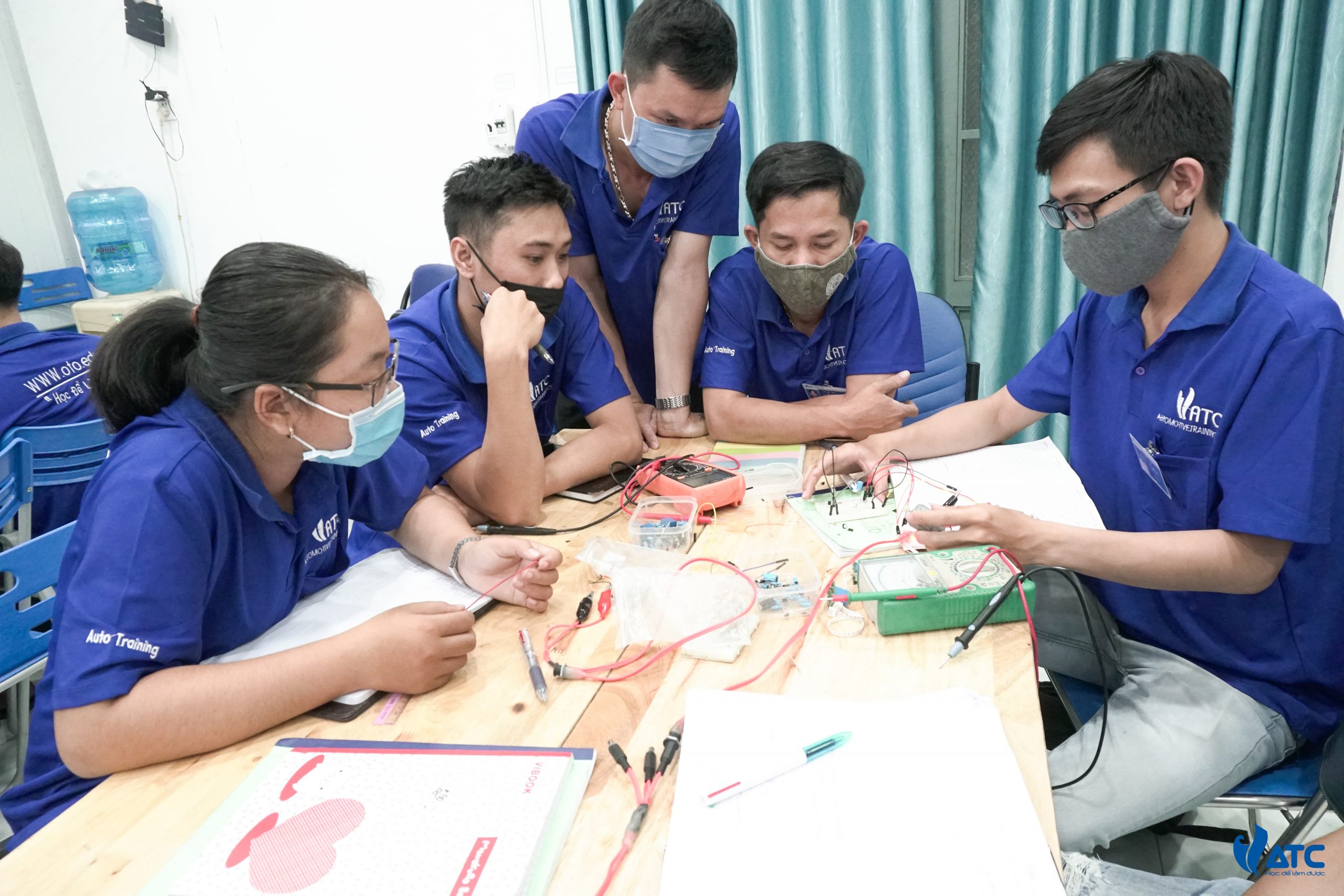Học viên thực hành đấu nối mạch điện