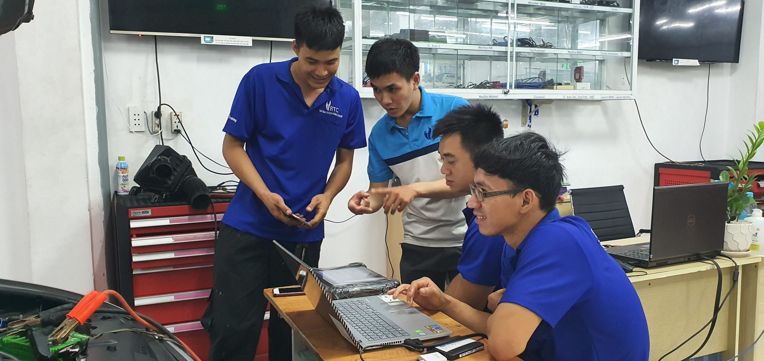 Trợ giảng hướng dẫn học viên thực hành