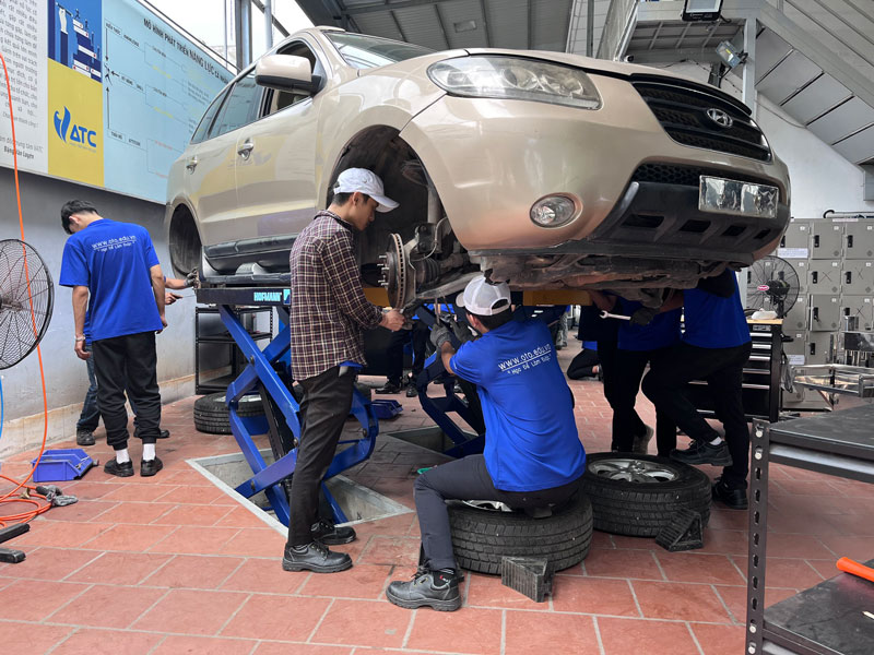 Buổi học thực hành tại trung tâm dạy nghề sửa chữa ô tô VATC