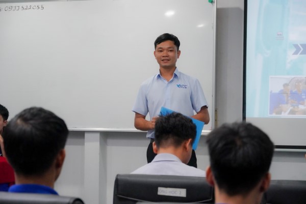Anh Nguyễn Phi Long- Giảng viên VATC phát biểu và công bố danh sách điểm thi của khóa học