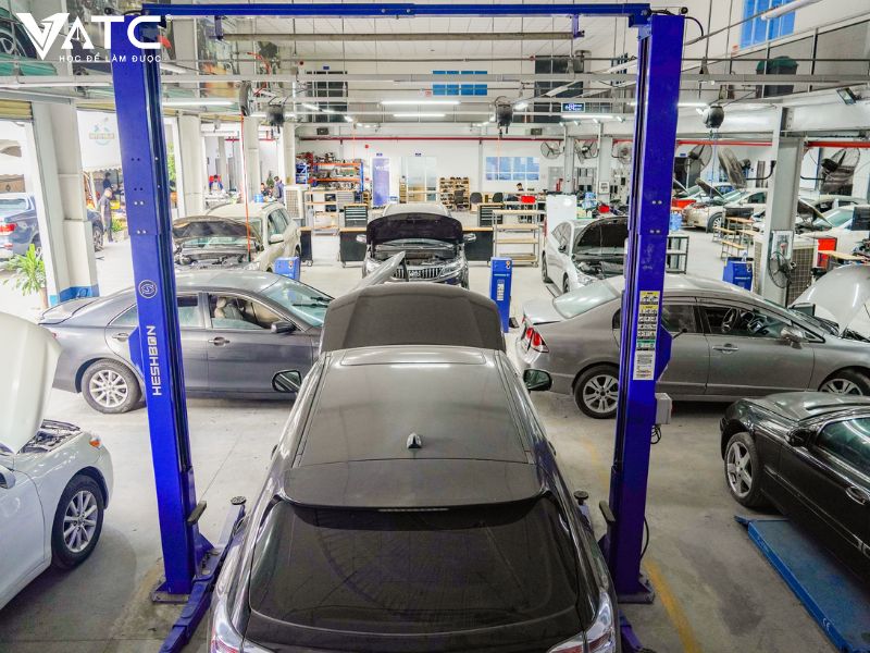 cơ sở vật chất hiện đại tại trung tâm đào tạo và kỹ thuật ô tô