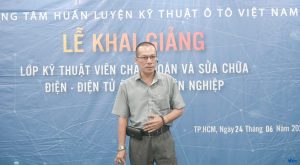 Anh Thống chia sẻ trong buổi lễ khai giảng lớp sửa chữa điện ô tô toàn diện
