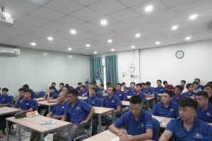 Toàn thể anh em học viên tham gia lớp học sửa chữa điện ô tô toàn diện.