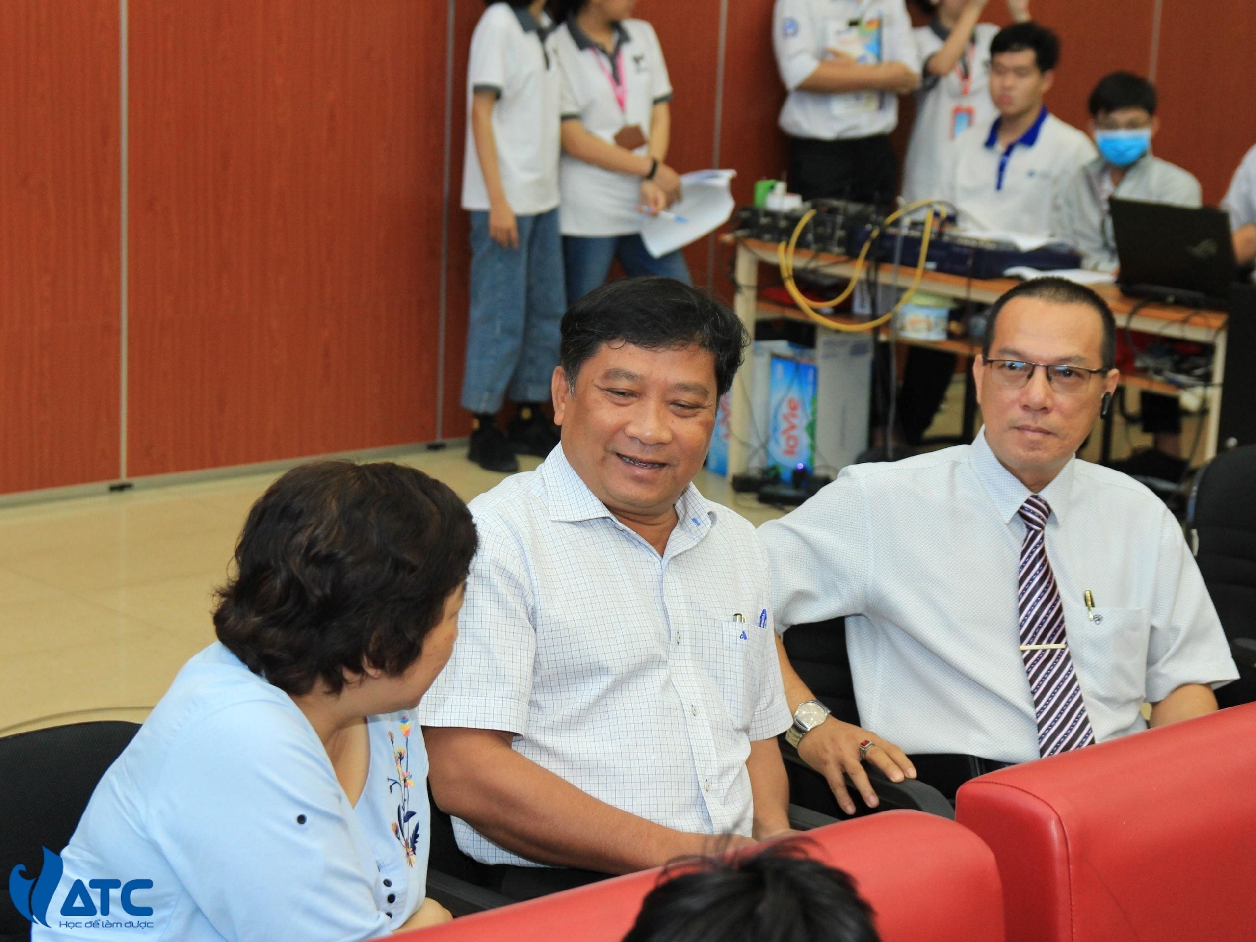 Anh Nguyễn Đình Thống trò chuyện cùng Thầy Huỳnh Phước Sơn