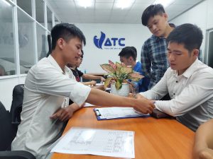 Học viên thực hiện quy trình cố vấn dịch vụ ô tô