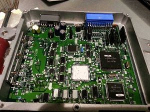 ECU là cụm từ Electronic Control Unit, nó như là “bộ não” điều khiển các hoạt động của nhiều chi tiết trên ô tô